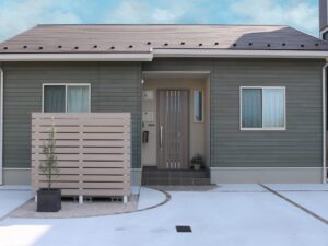 出雲市 木目調フェンス付き駐輪場 外構施工事例