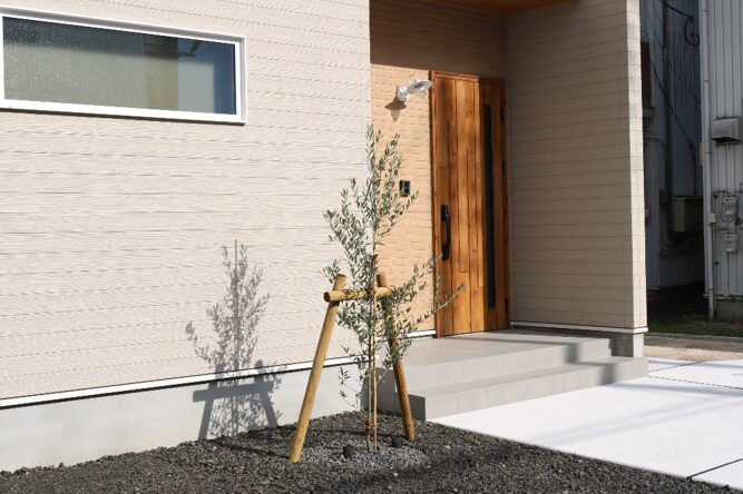 出雲市 外構リフォーム 玄関前アプローチとフェンス施工事例