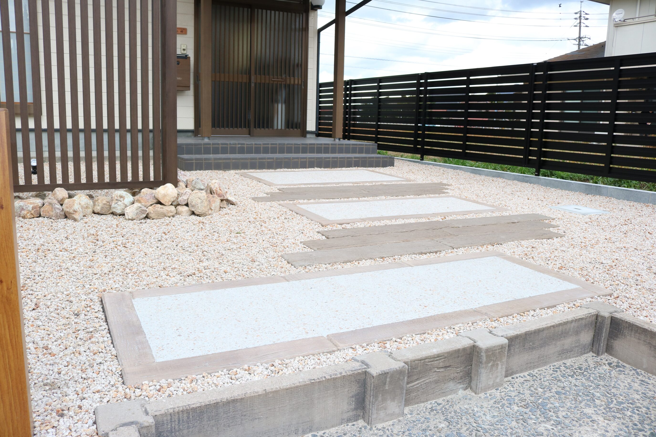 出雲市 外構工事 デザイン性のある門柱とアプローチの仕上がり