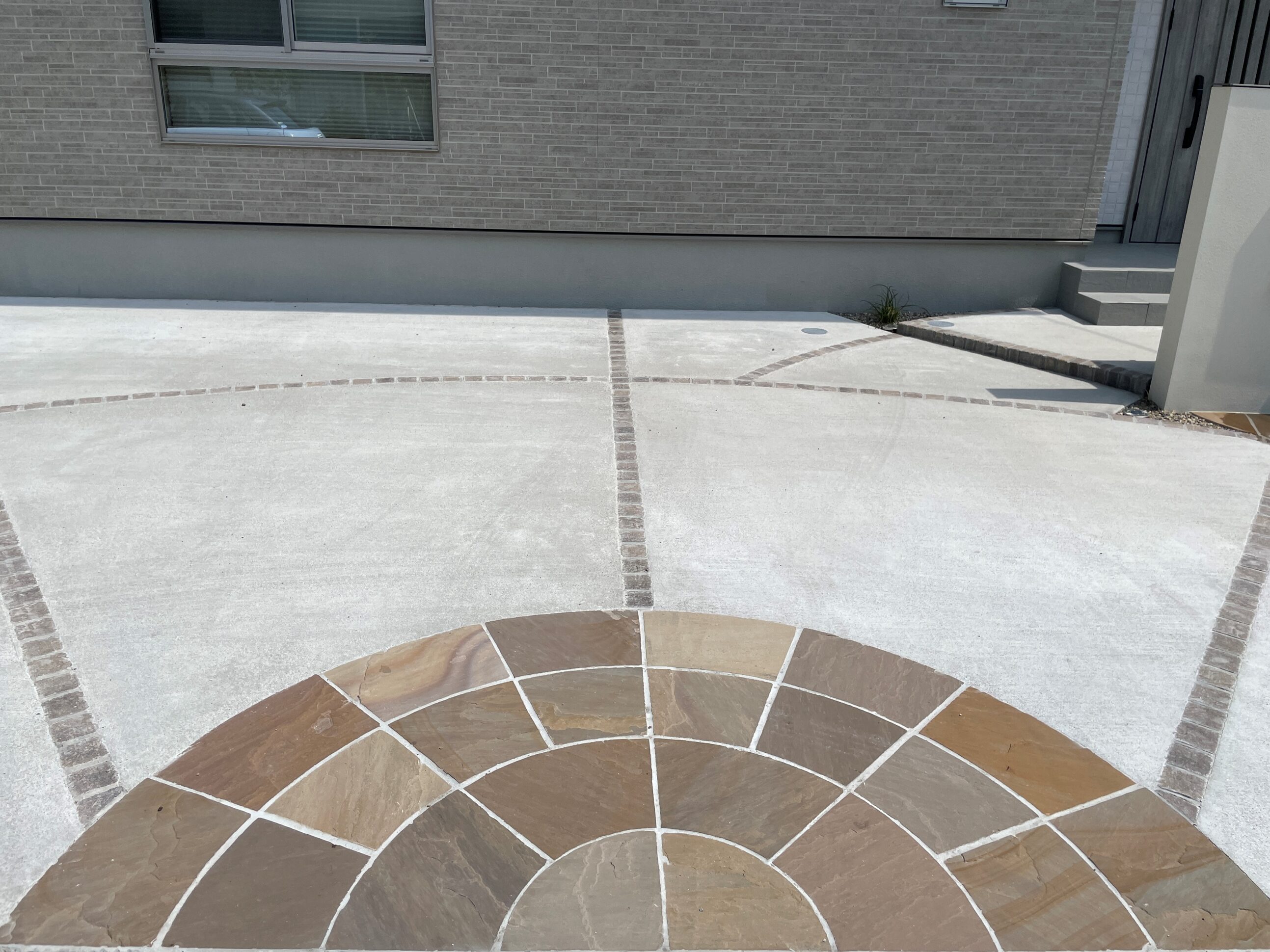 出雲市 外構リフォーム 石張りアプローチと駐車場のデザイン事例