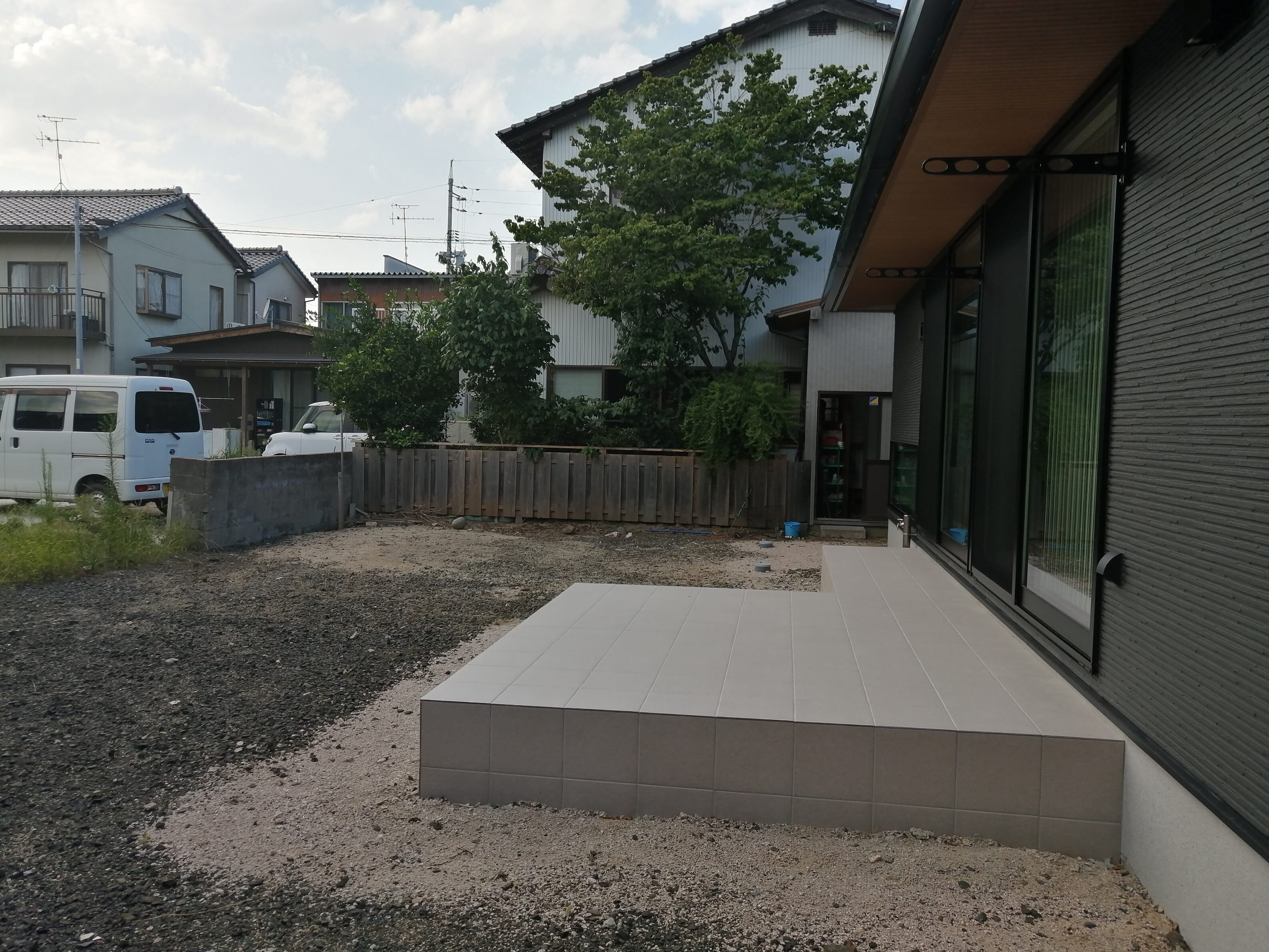 出雲市 外構リフォーム 施工前の庭と駐車場の様子